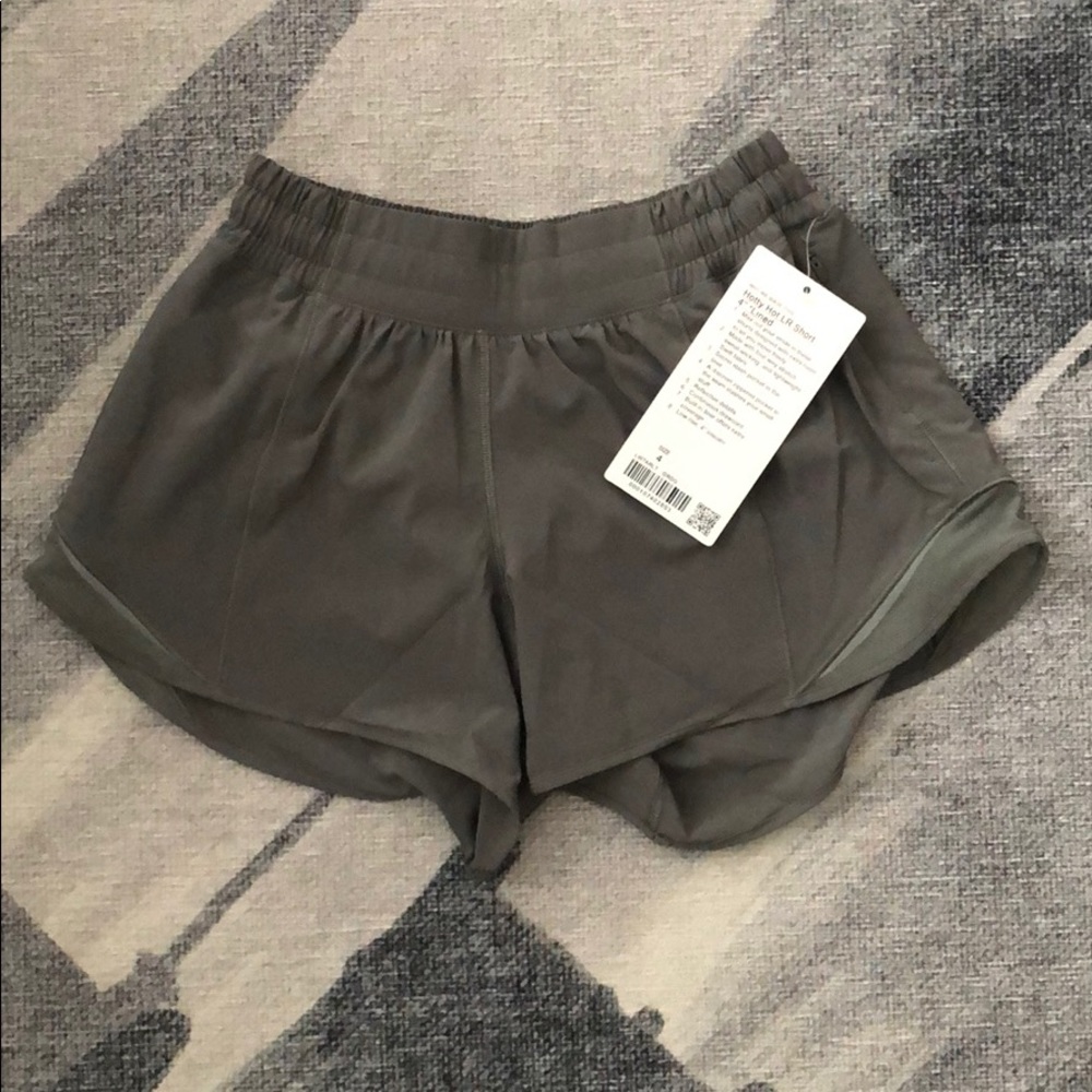 NWT Lululemon Hotty Hot LR Short 4" Lined